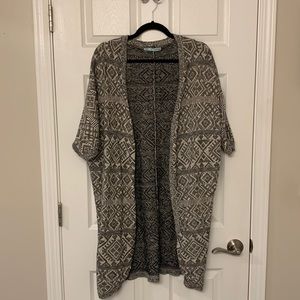 Oversized slouchy cardigan, super cute. Gently worn from a couple seasons ago.